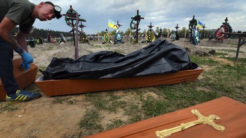 Mezi Ukrajinci, jež zaměstnává smrt. „Někdy je problém dát tělo dohromady“
